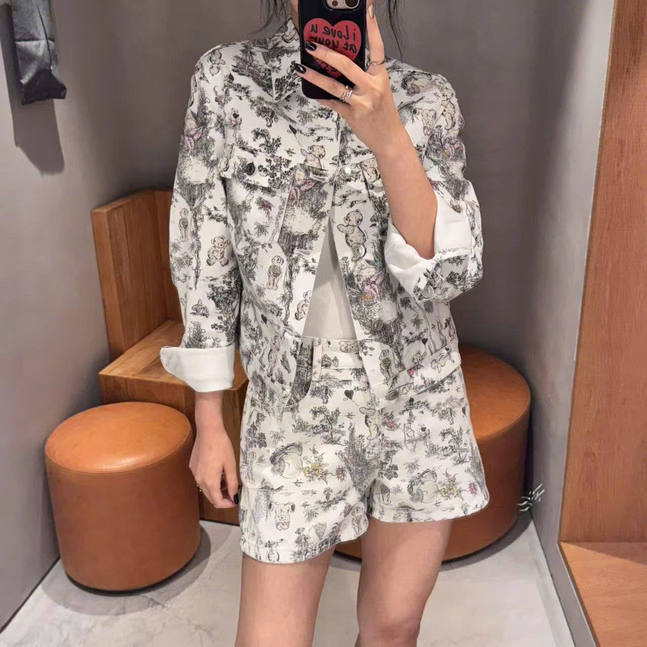 Bộ áo khoác và quần sooc jean trắng - họa tiết gấu set