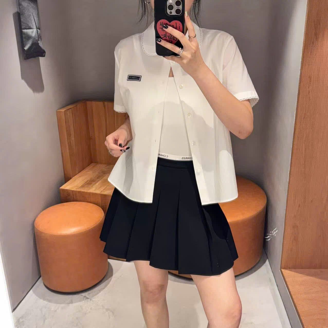Áo sơ mi trắng logo đen , cổ sen , viền ren