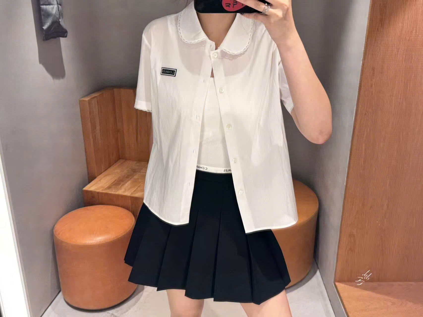 Áo sơ mi trắng logo đen , cổ sen , viền ren