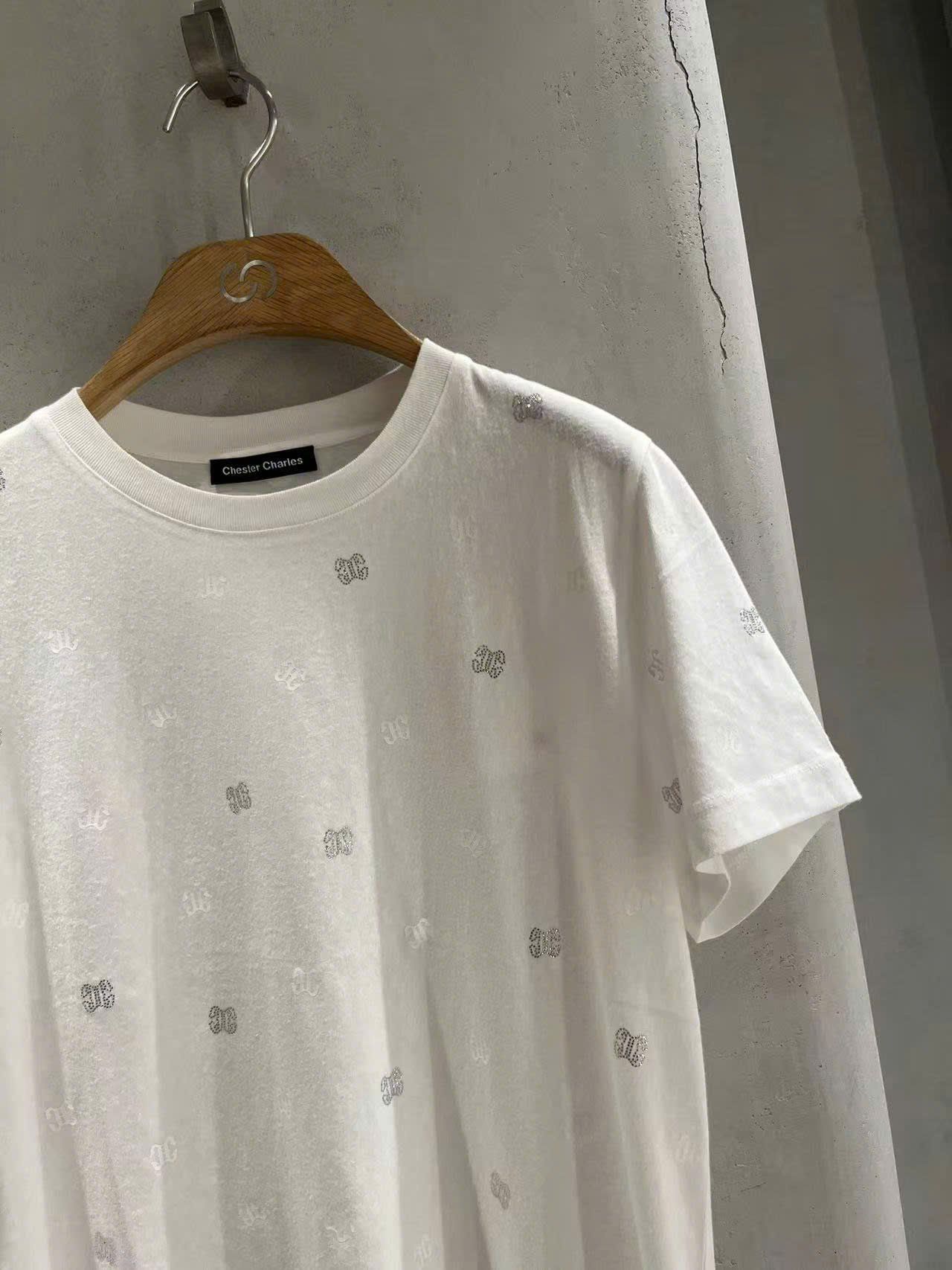 Áo phông trắng chấm logo ss25