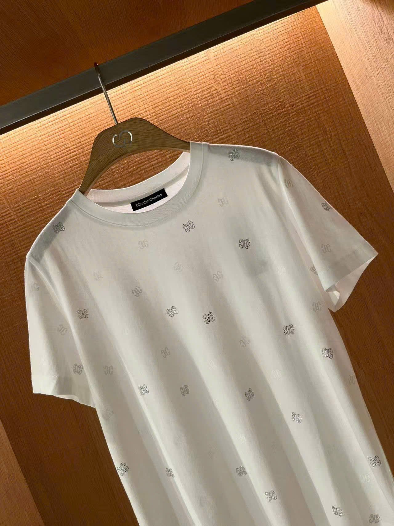 Áo phông trắng chấm logo ss25