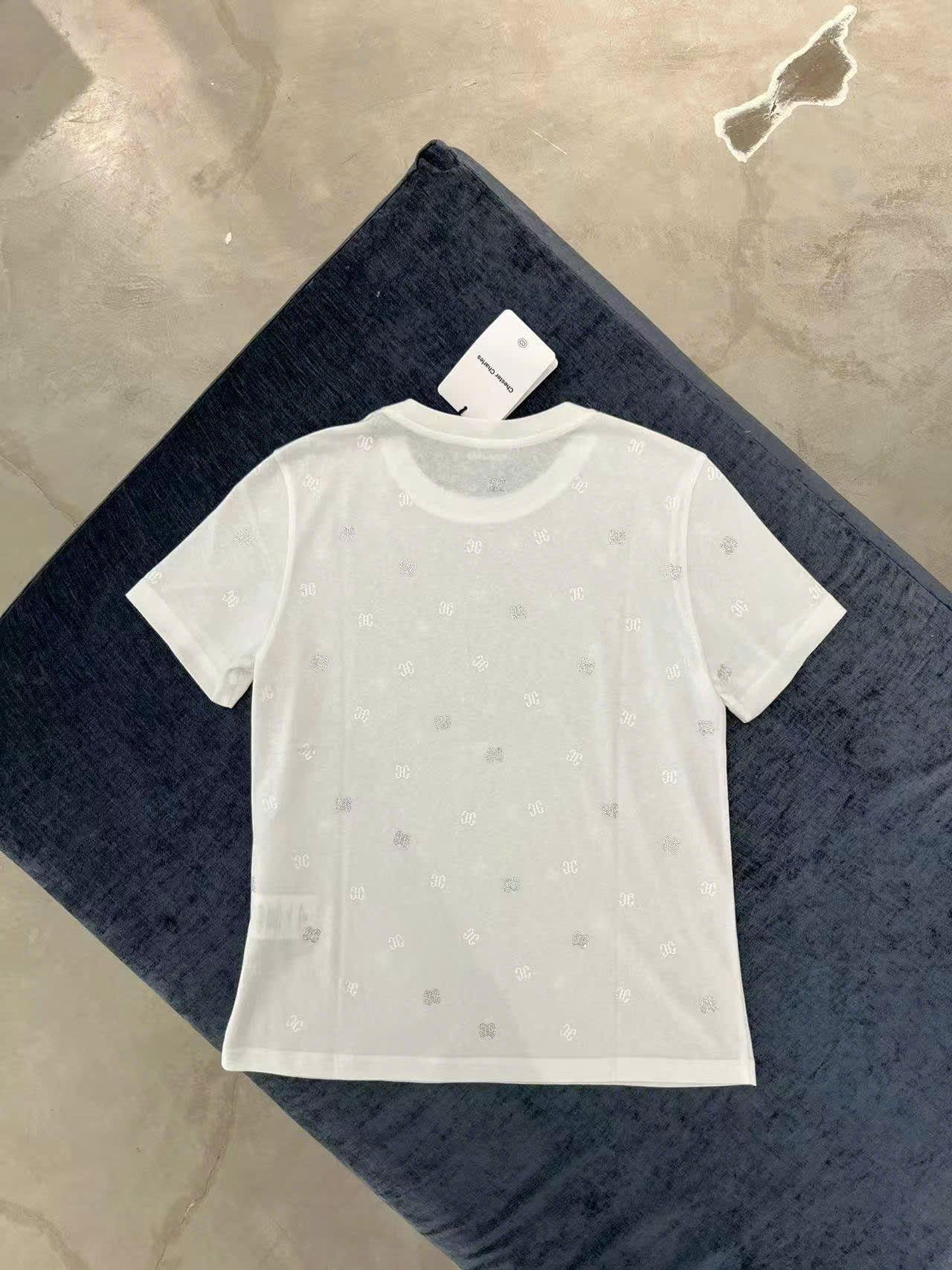 Áo phông trắng chấm logo ss25