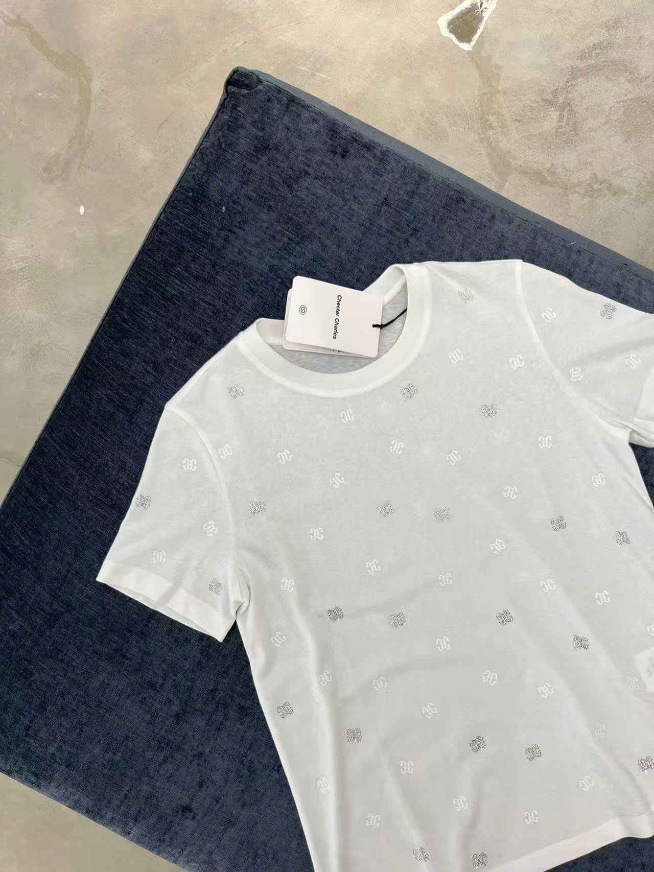 Áo phông trắng chấm logo ss25