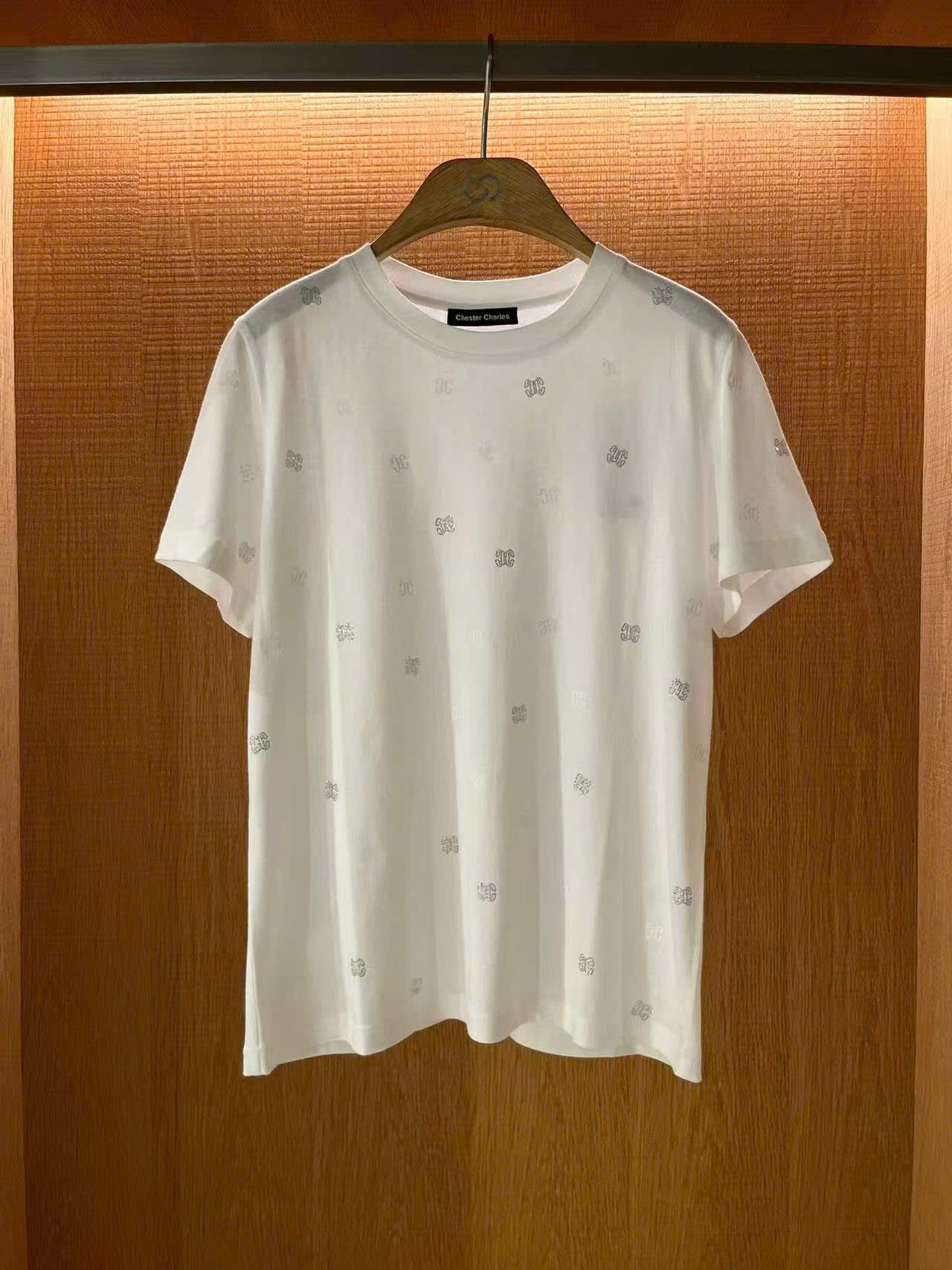 Áo phông trắng chấm logo ss25