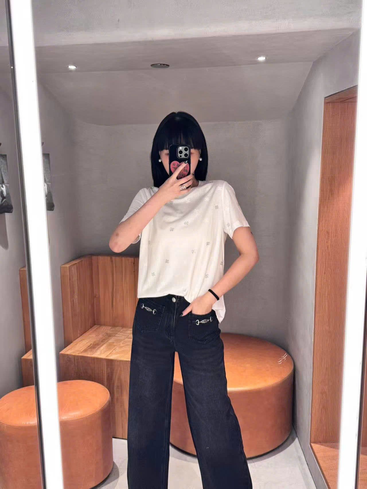 Áo phông trắng chấm logo ss25