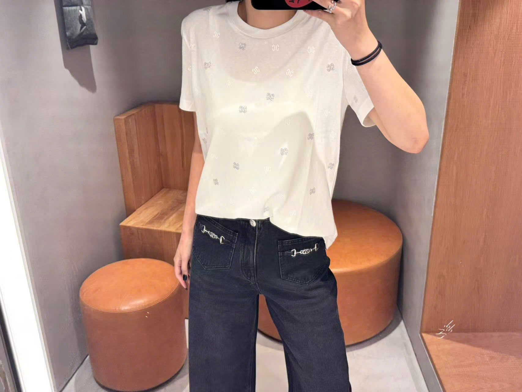 Áo phông trắng chấm logo ss25