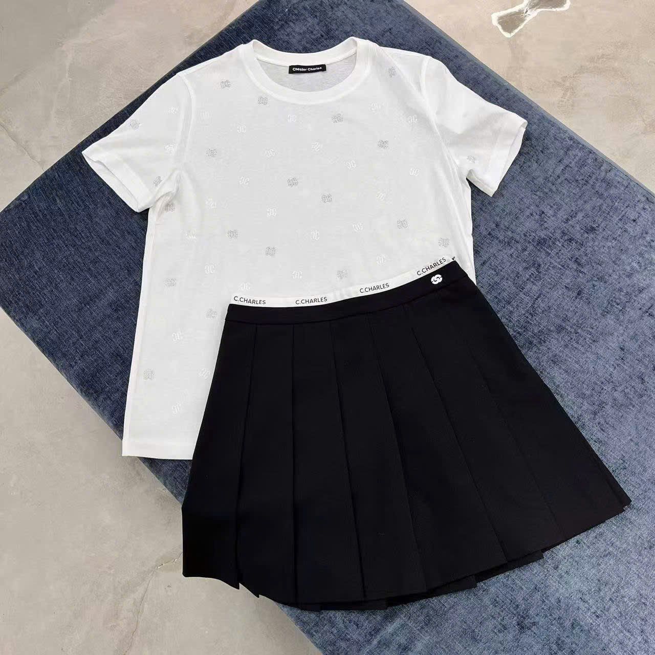 Áo phông trắng chấm logo ss25