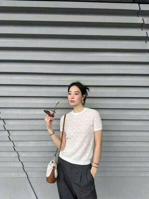 Áo trắng logo chữ chìm