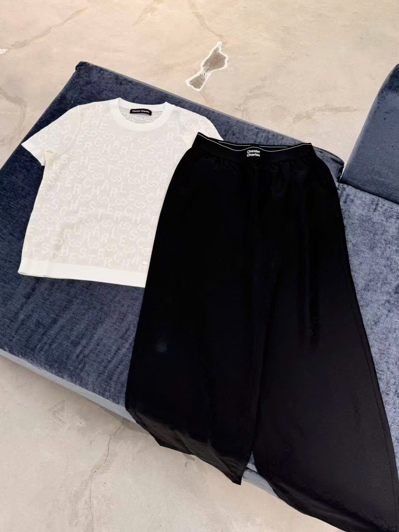 Áo phông trắng chấm logo ss25