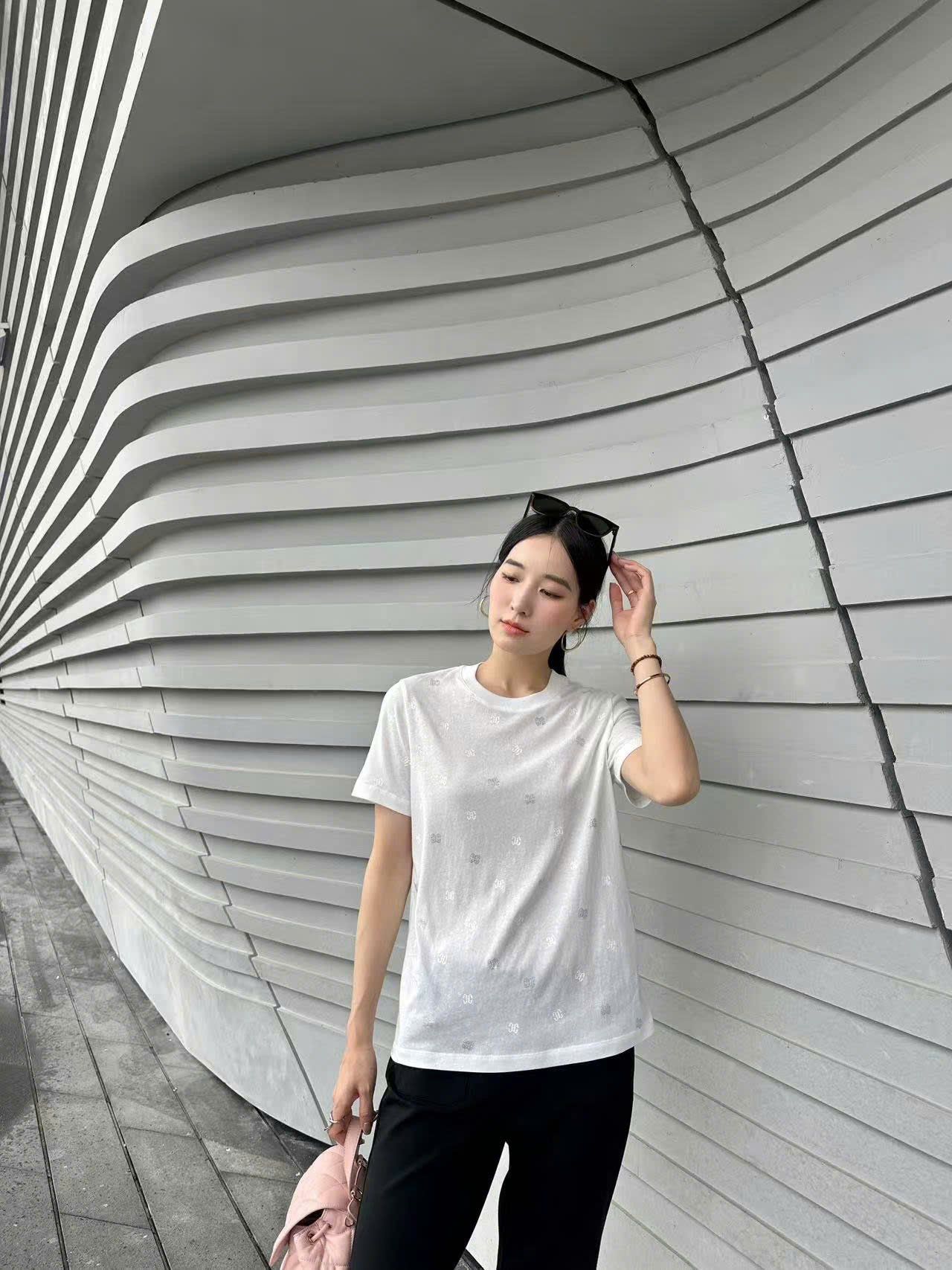 Áo phông trắng chấm logo ss25