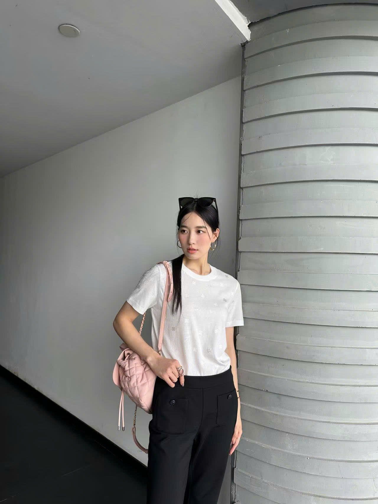 Áo phông trắng chấm logo ss25
