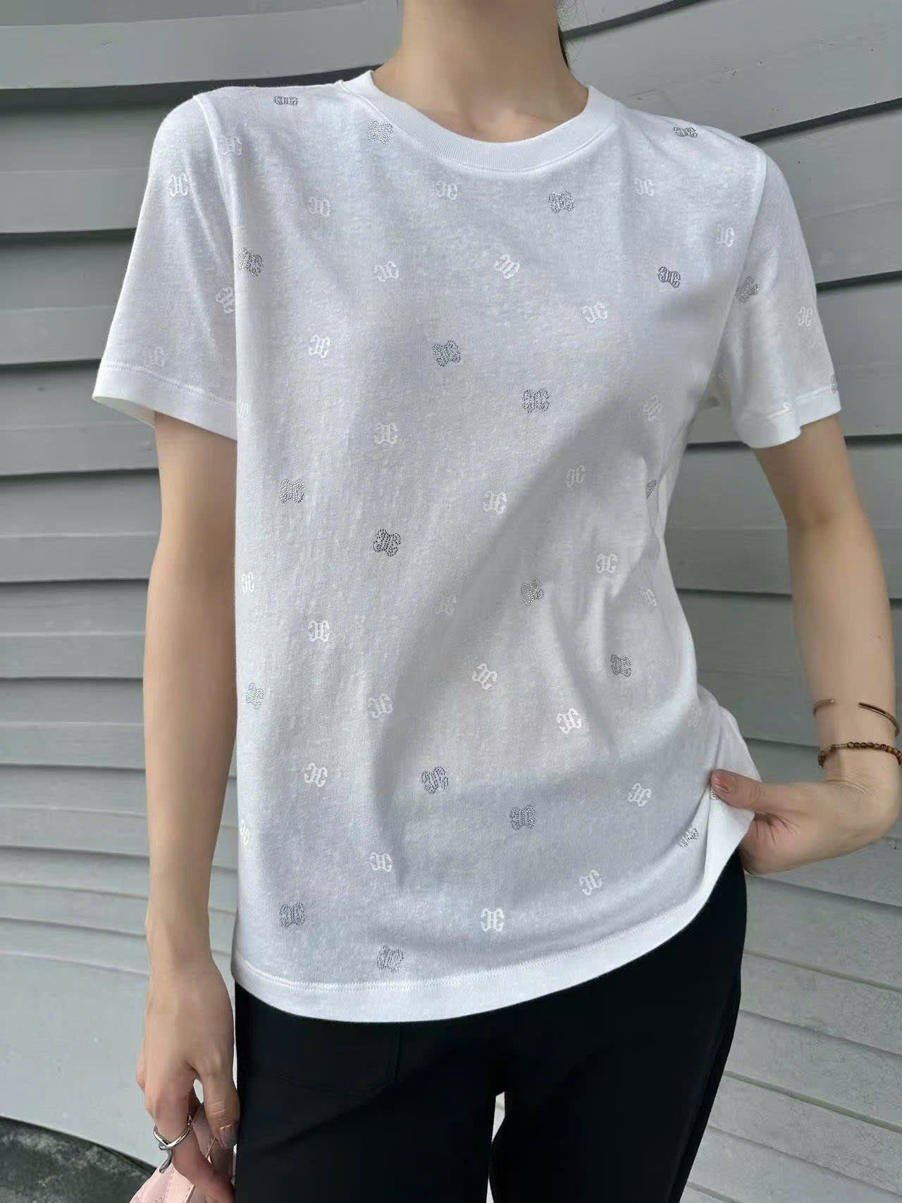 Áo phông trắng chấm logo ss25