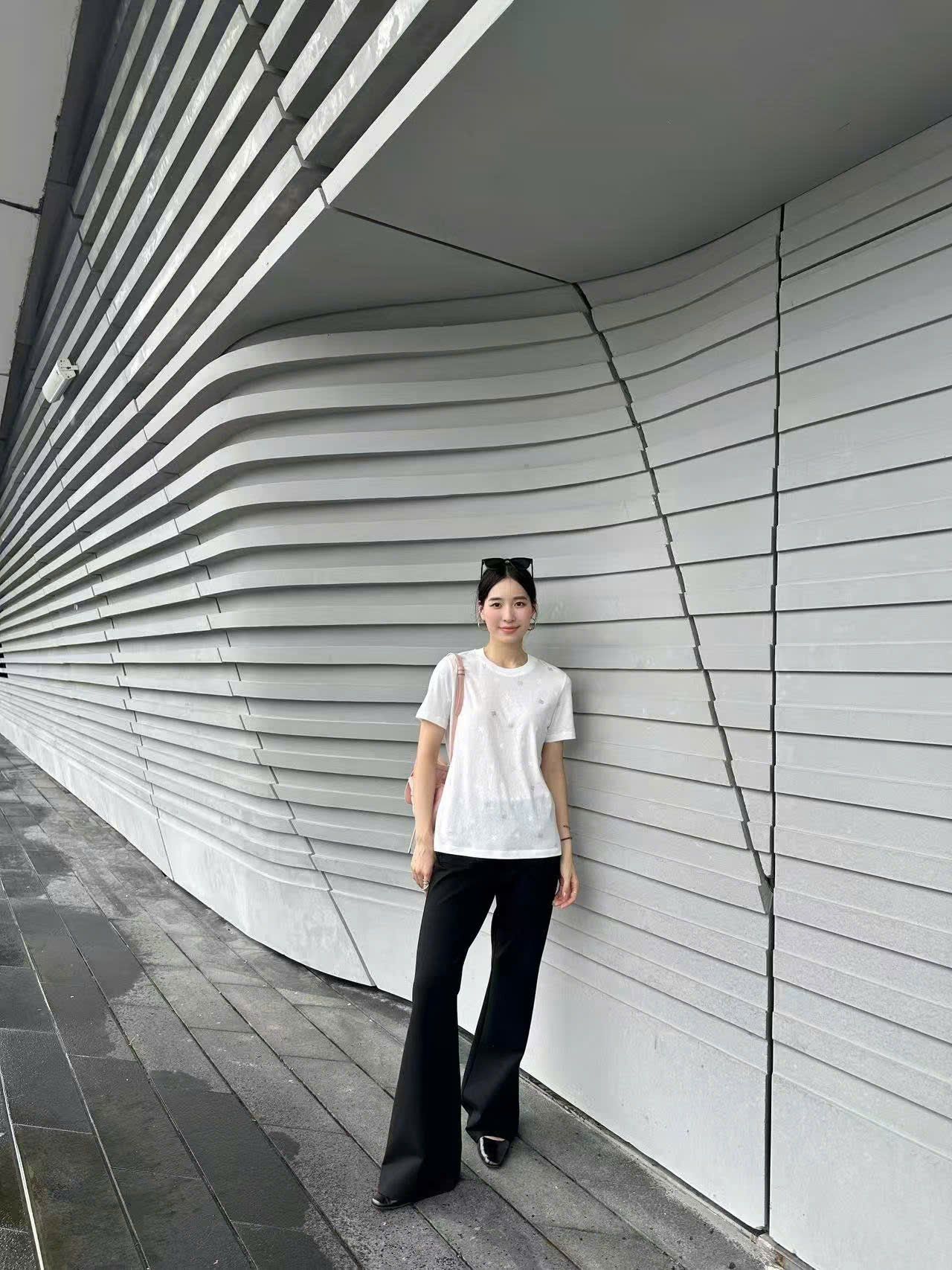 Áo phông trắng chấm logo ss25