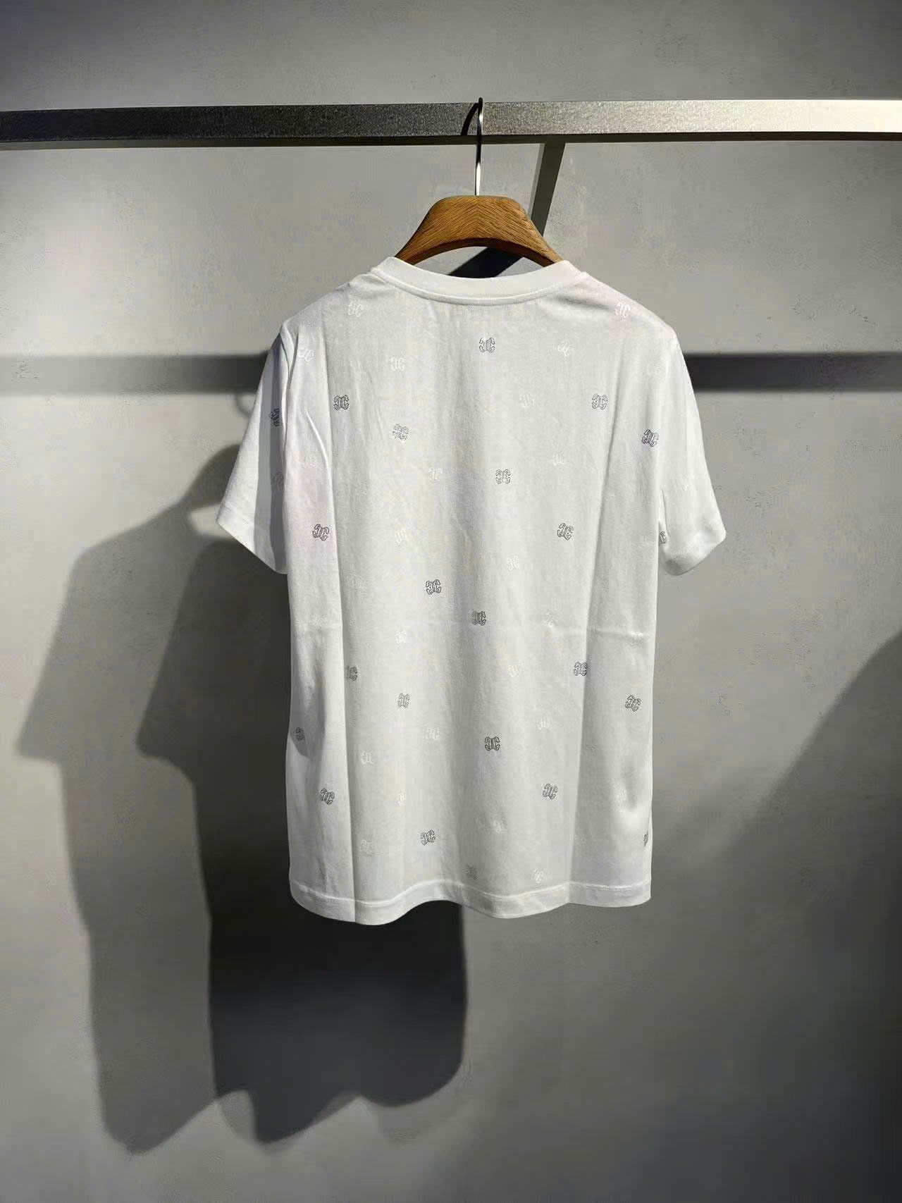 Áo phông trắng chấm logo ss25