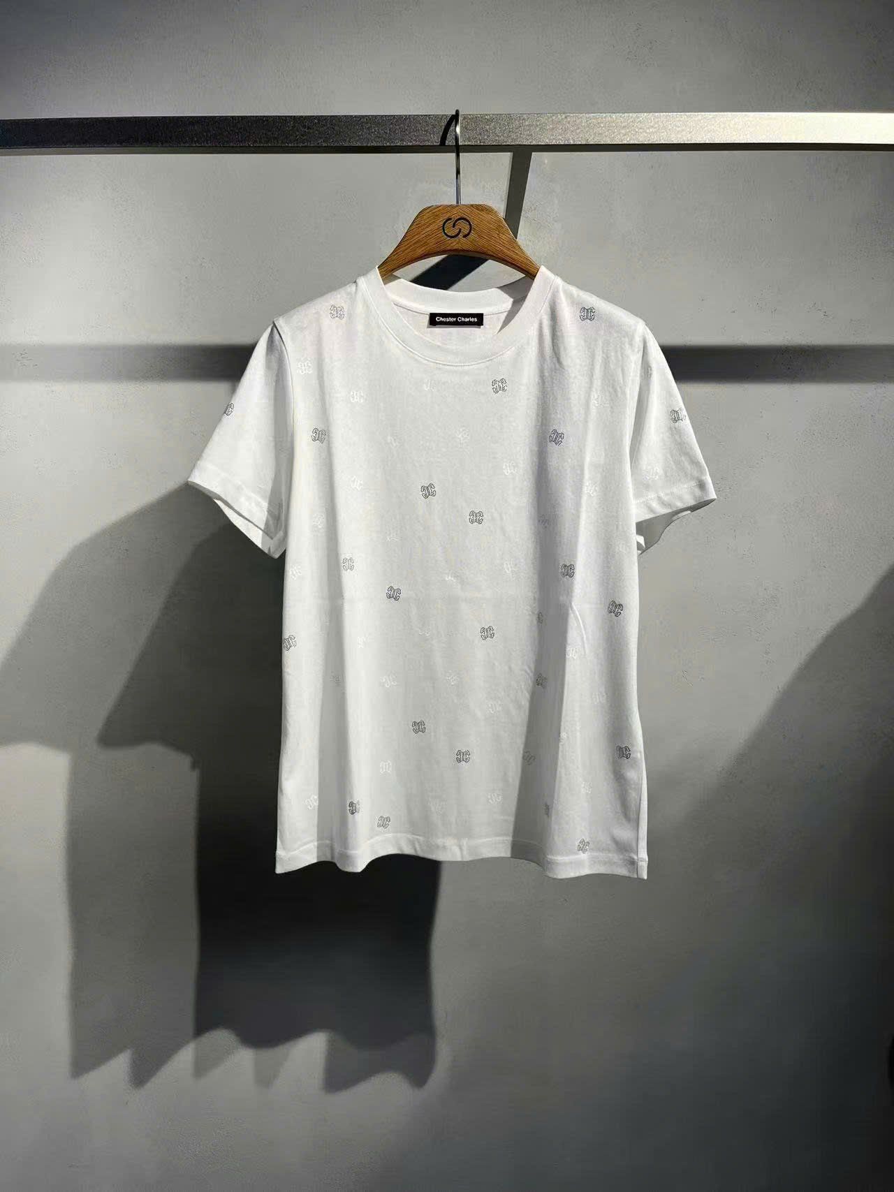 Áo phông trắng chấm logo ss25