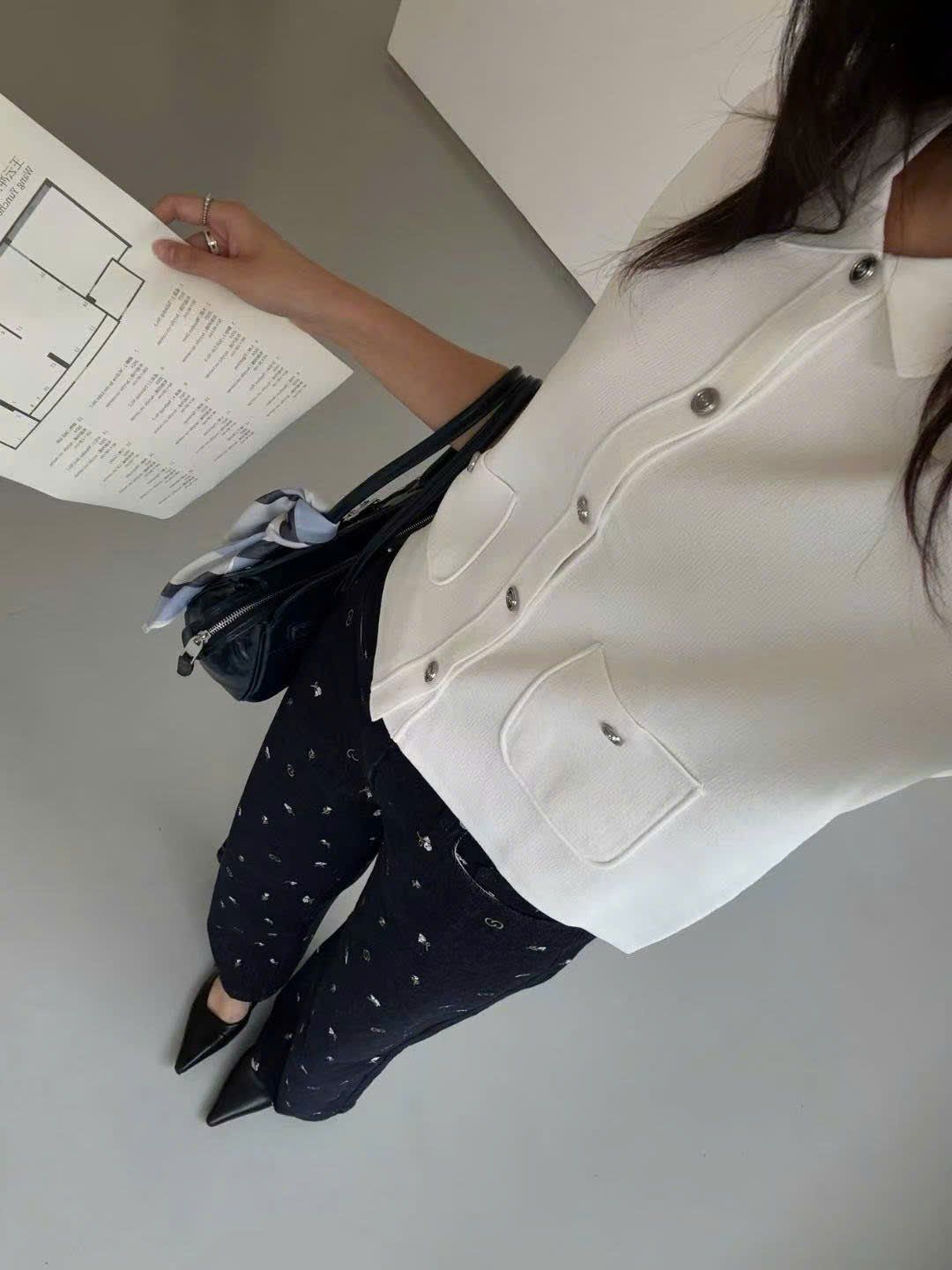 Áo CDG trắng ngắn tay 2 túi cúc đen