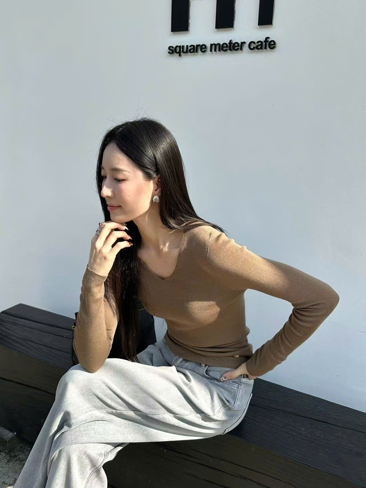 Áo len dài tay - Nâu cổ tim