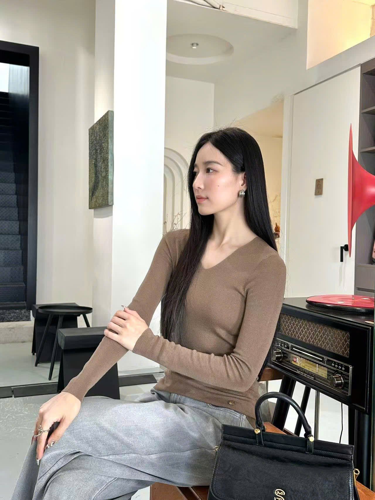 Áo len dài tay - Nâu cổ tim