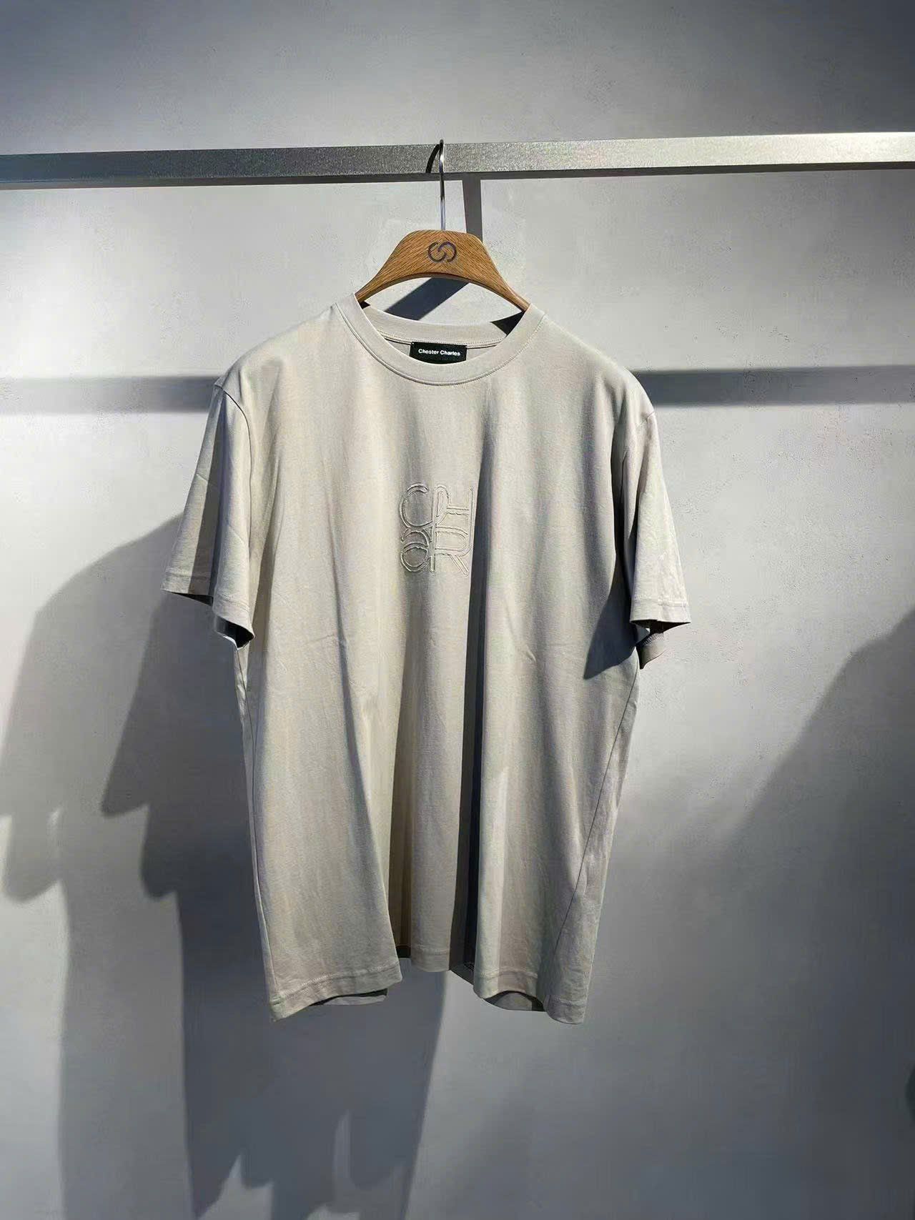 Áo Phông ghi xám chữ ngực