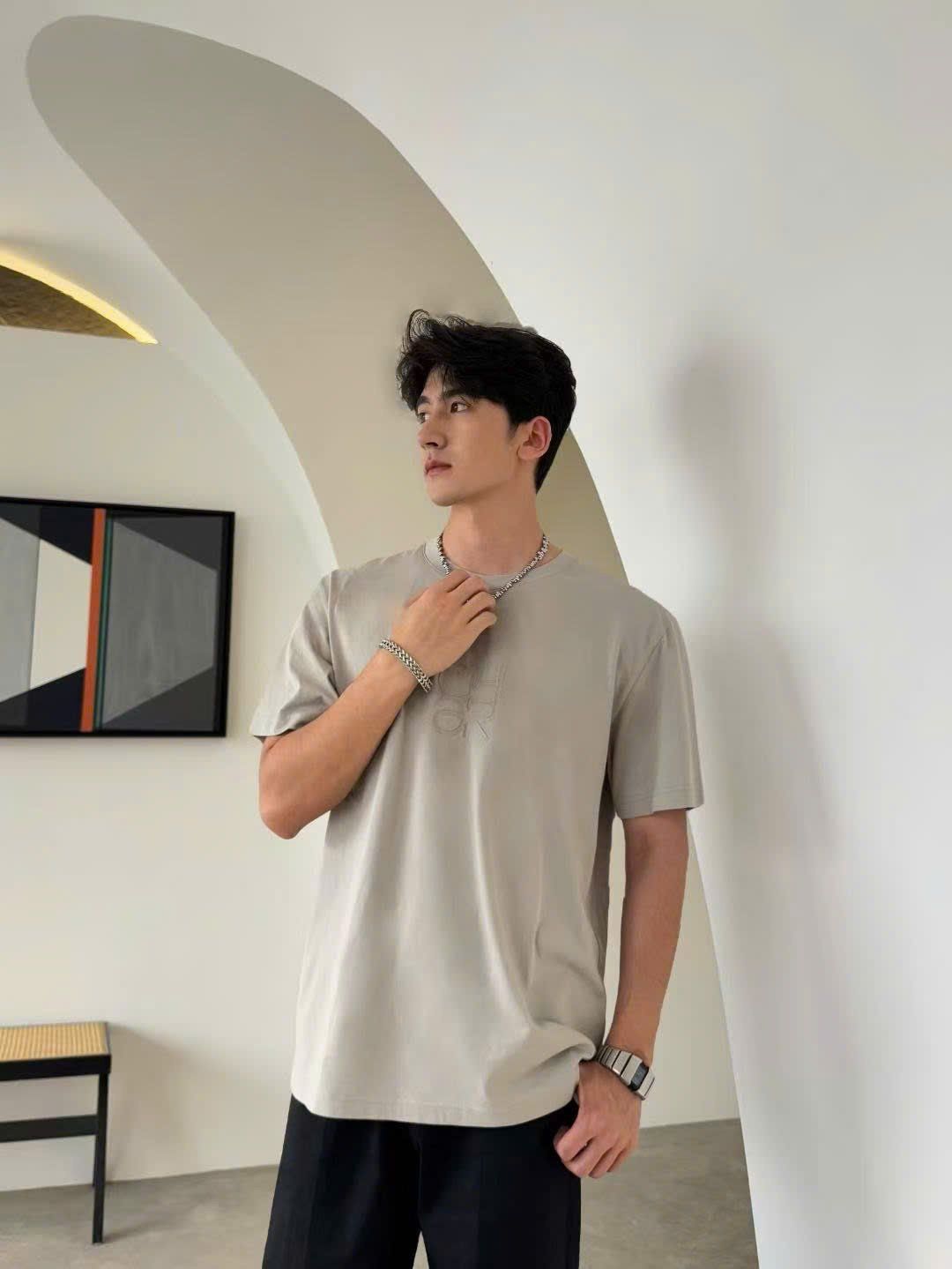Áo Phông ghi xám chữ ngực