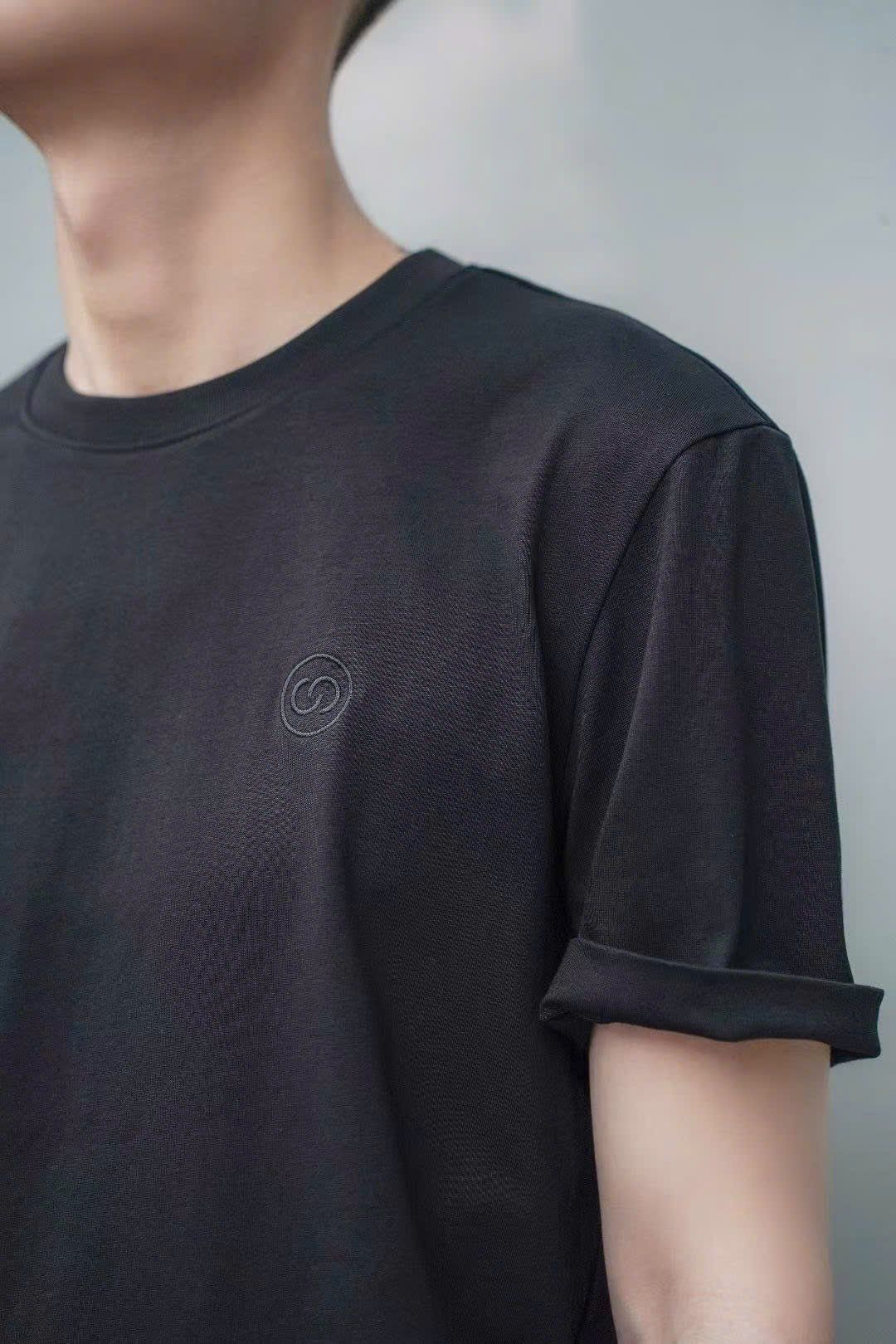 Áo phông đen logo ngực trái