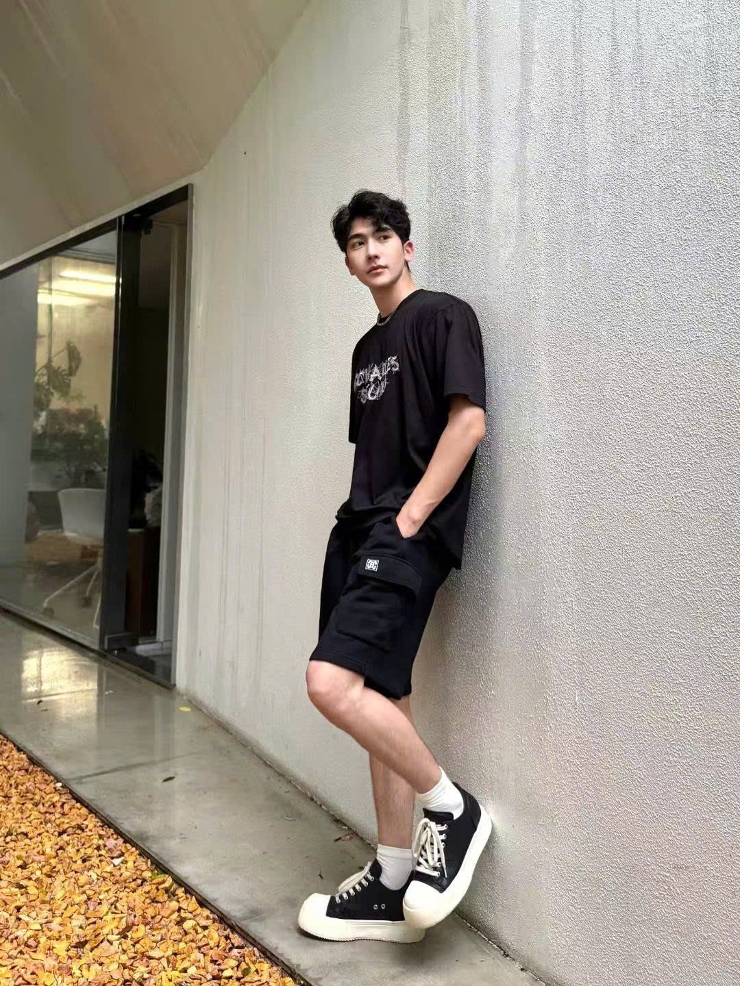 Áo phông đen chữ CC STUDIO ngực
