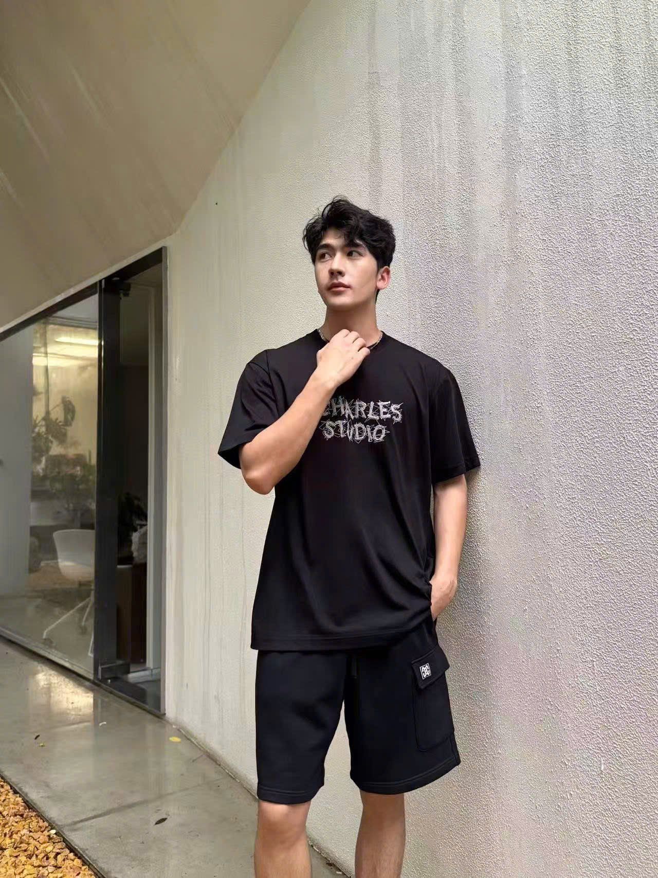 Áo phông đen chữ CC STUDIO ngực