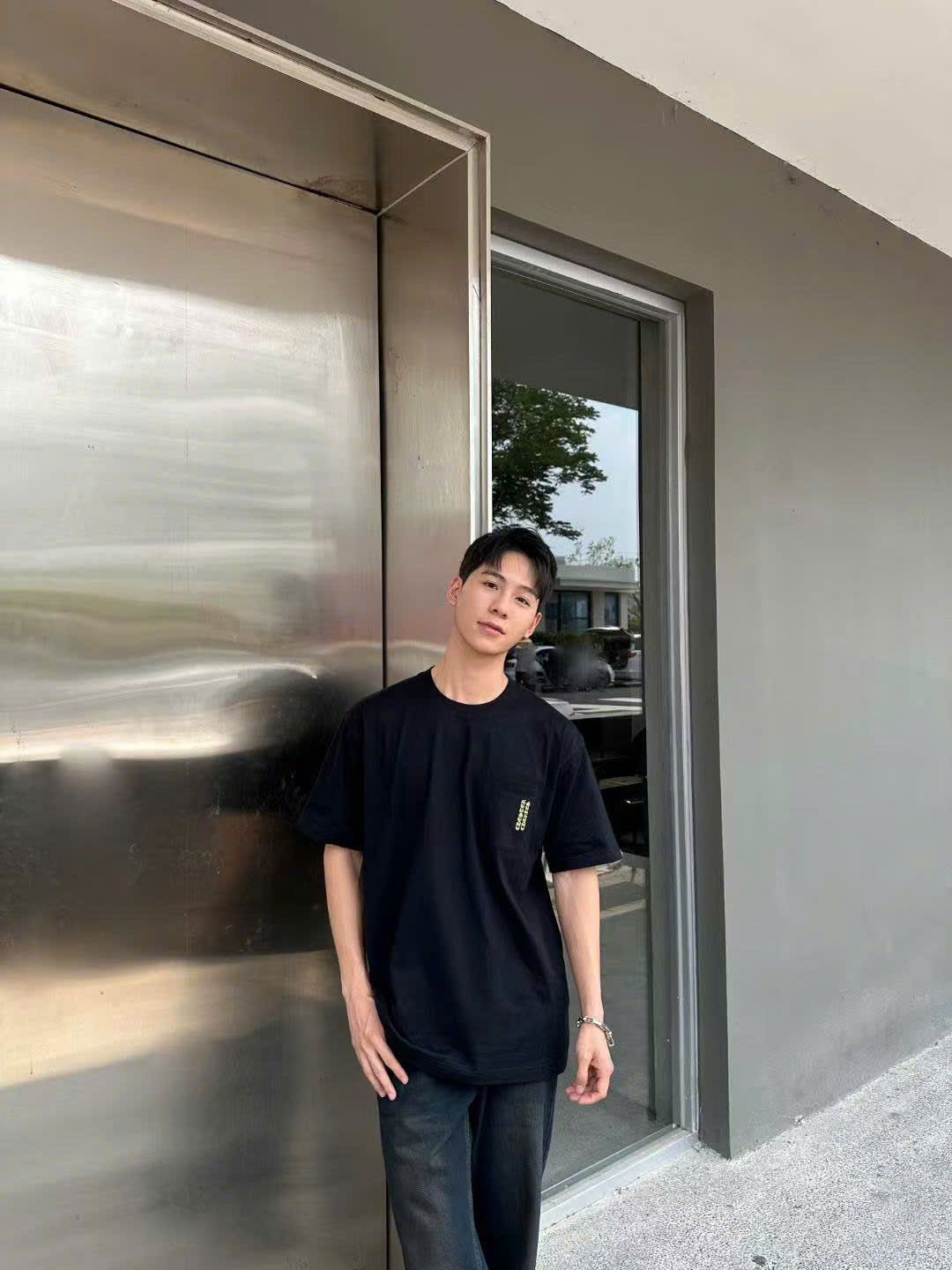 Áo phông đen - túi ngực chữ vàng