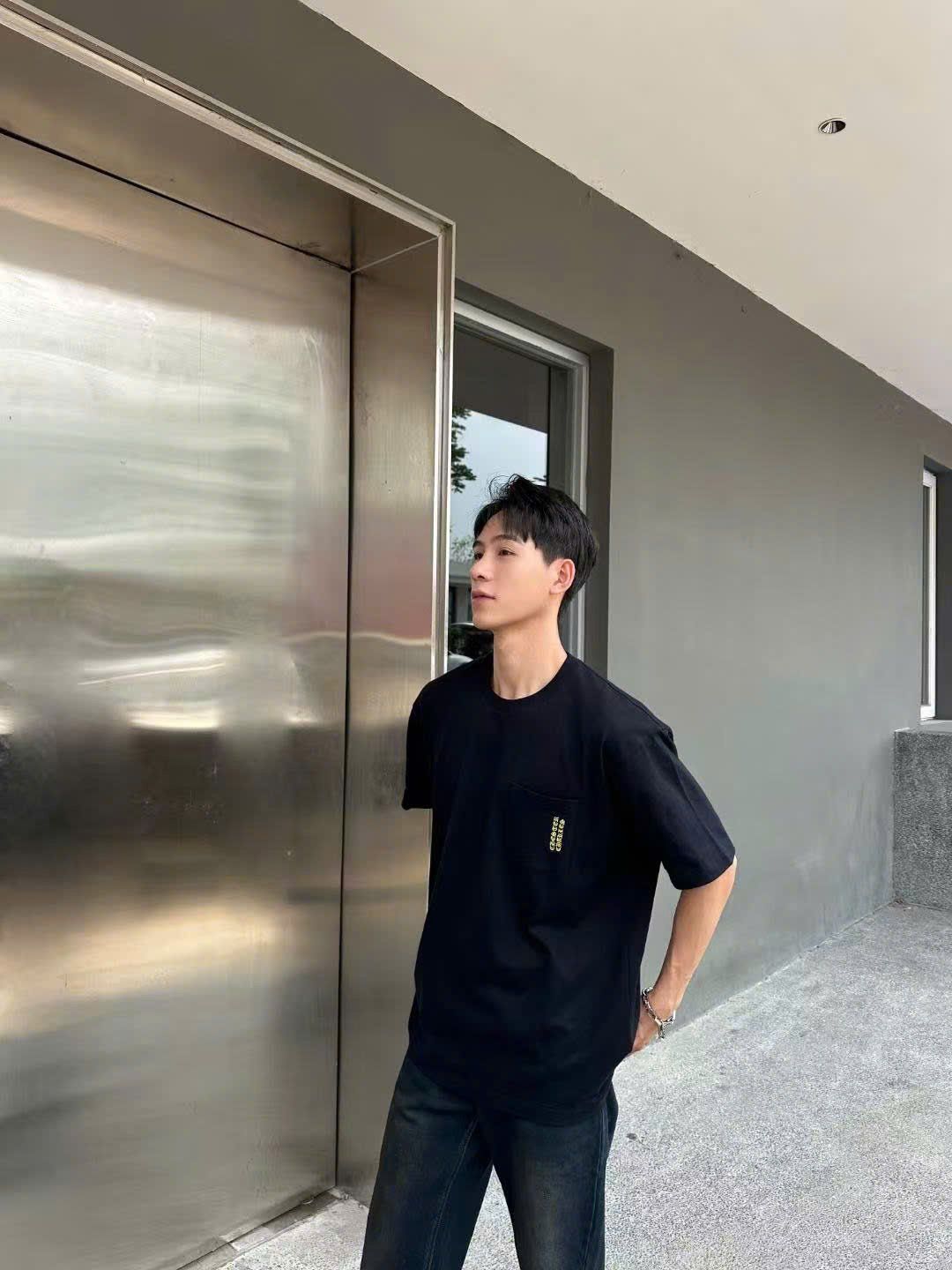Áo phông đen - túi ngực chữ vàng