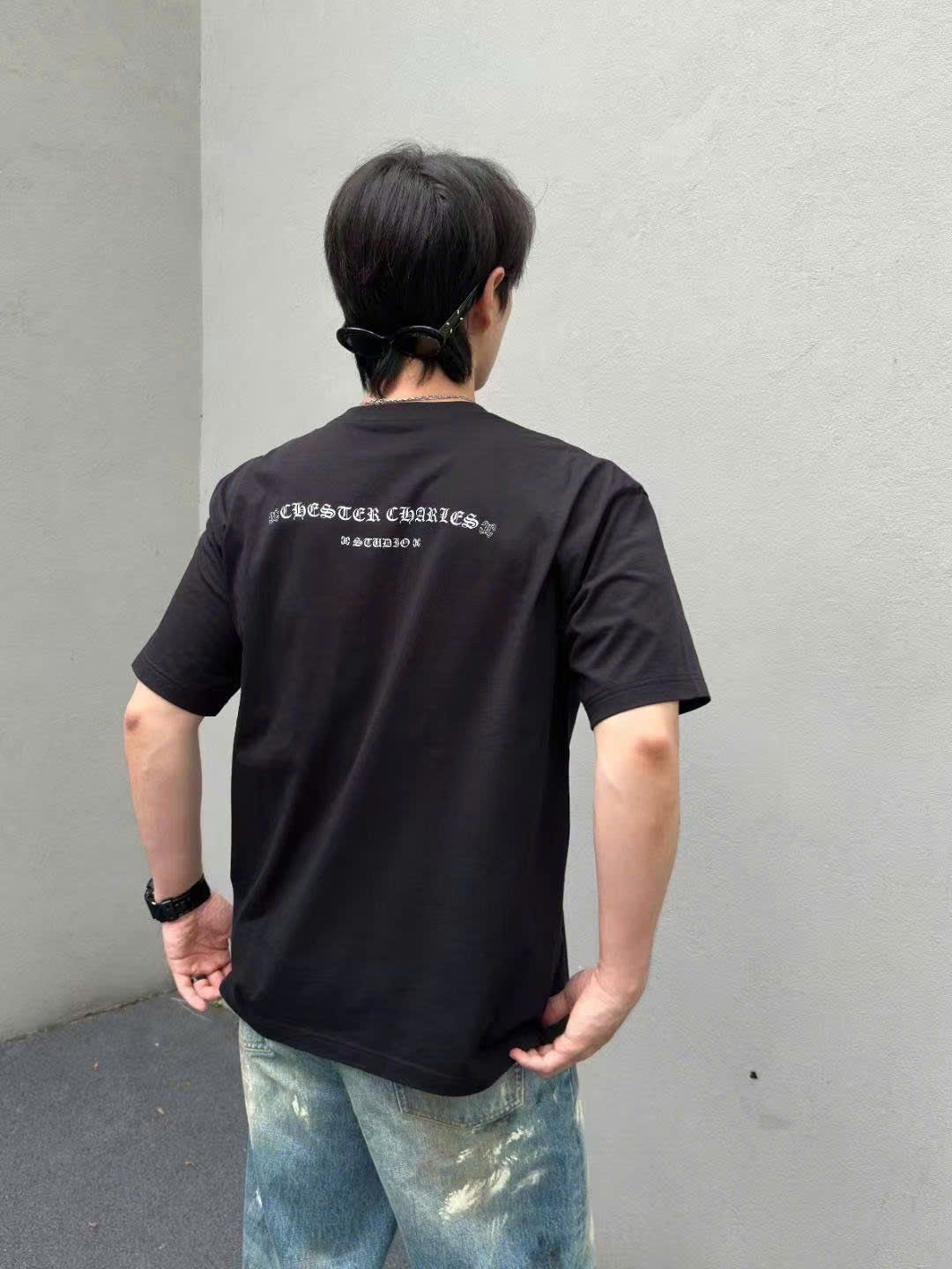 Áo phông đen chữ Logo sắc màu