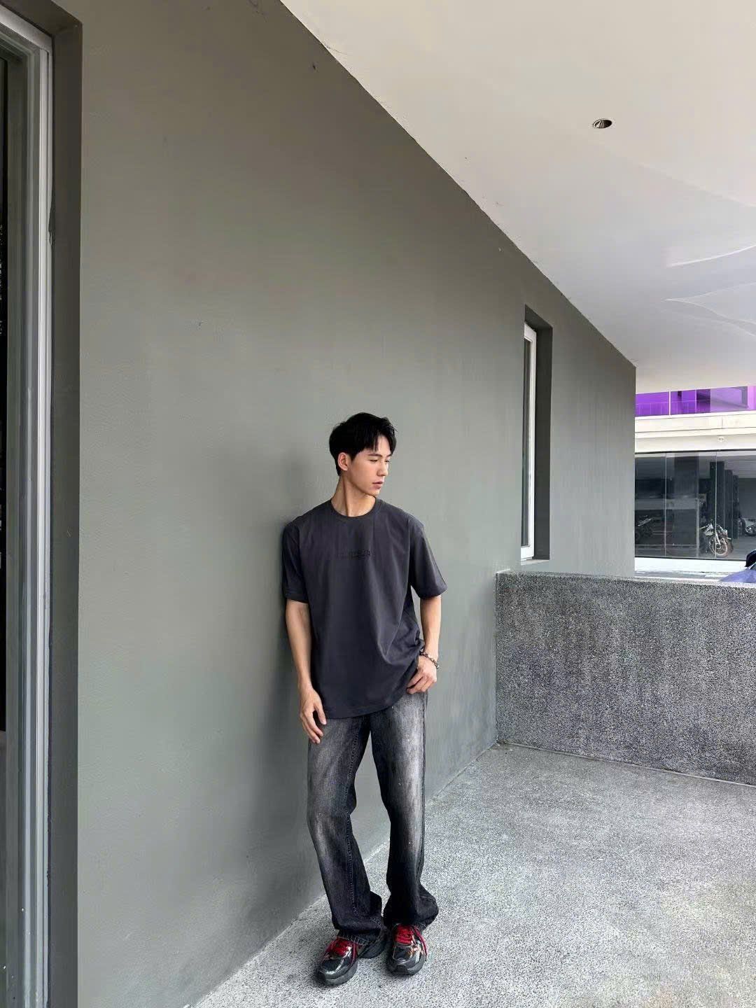 Áo phông xám đậm chữ in nổi