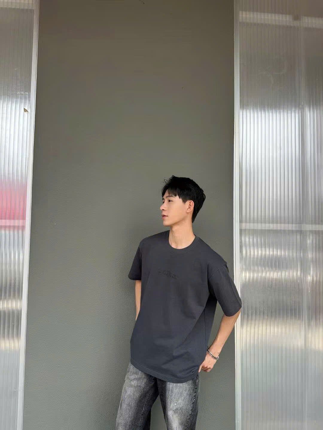 Áo phông xám đậm chữ in nổi