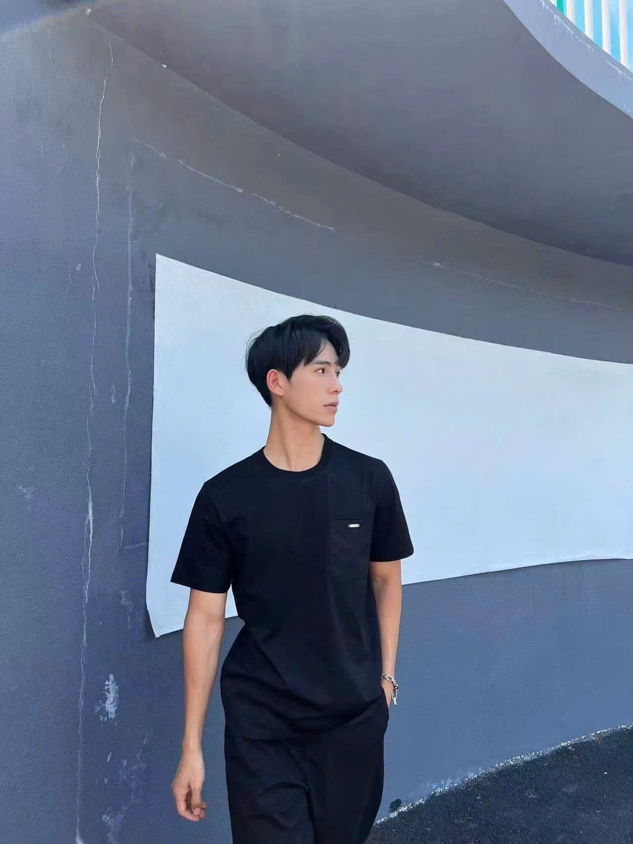 Áo phông đen túi ngực