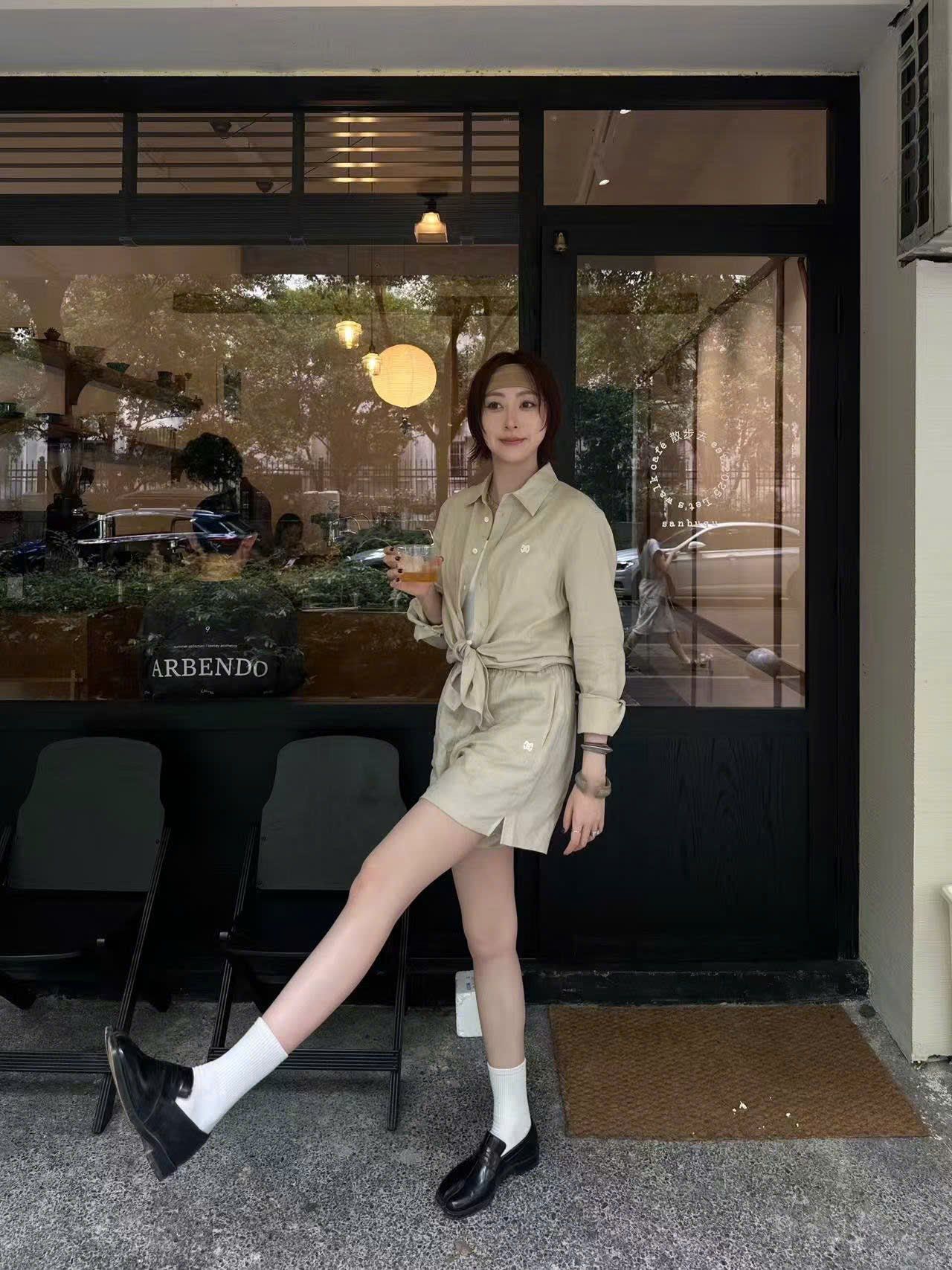 Bộ Áo sơ mi và quần sooc cạp chun - nâu tây logo trắng set