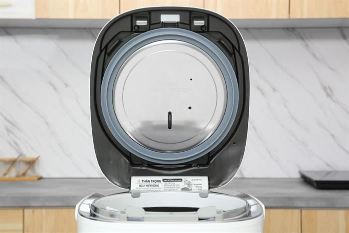 Nồi cơm điện Toshiba RC-18VXWVN(W) áp suất chân không màu trắng