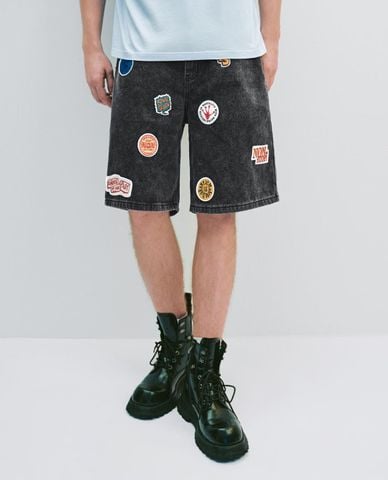 URBAN REVIVO - Quần short jeans nam ống rộng phối họa tiết