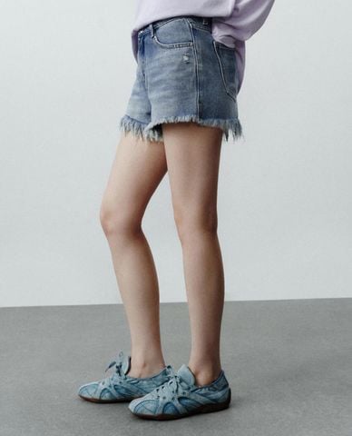 URBAN REVIVO - Quần shorts jeans nữ gấu tua rua
