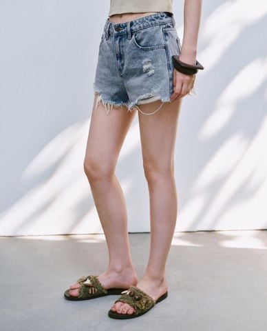 URBAN REVIVO - Quần short jeans nữ mài rách cá tính