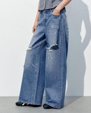 URBAN REVIVO - Quần jeans nữ ống rộng rách gối