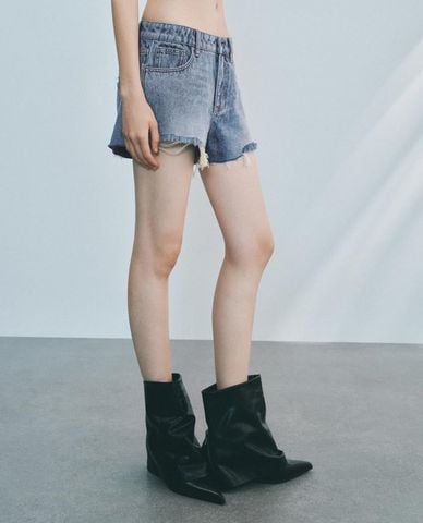 URBAN REVIVO - Quần short jeans nữ phối tua rua cá tính