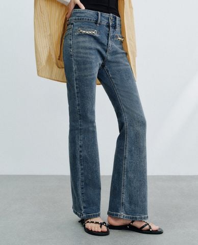 URBAN REVIVO - Quần jeans nữ ống loe đính xích