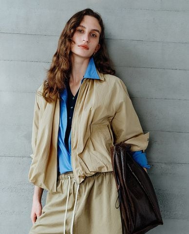 URBAN REVIVO - Áo khoác gió nữ cổ bẻ phối khóa zip