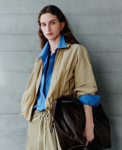 URBAN REVIVO - Áo khoác gió nữ cổ bẻ phối khóa zip