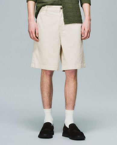 URBAN REVIVO - Quần short jeans nam ngang gối
