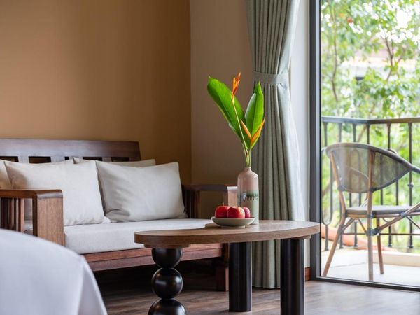 Phòng Deluxe City Balcony – OneTouch Travel
