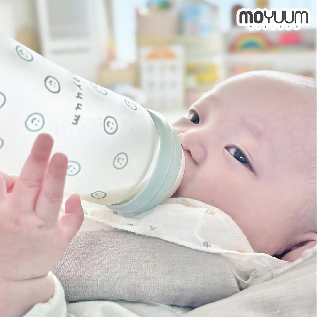 Bình Sữa Thủy Tinh Tráng Silicon Moyuum - Happy More