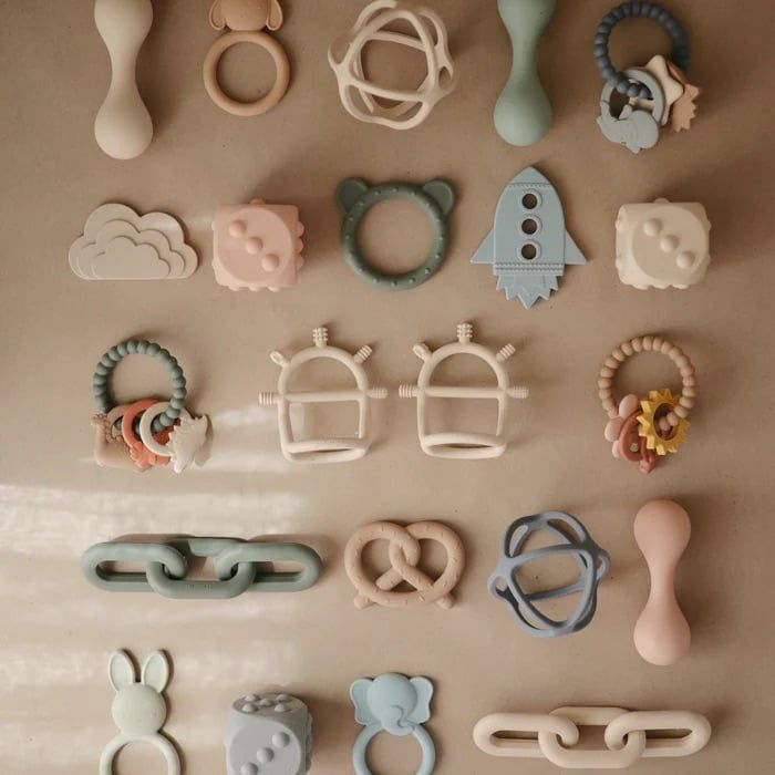 Gặm Nướu Vòng Tay Mushie No-Drop Teether