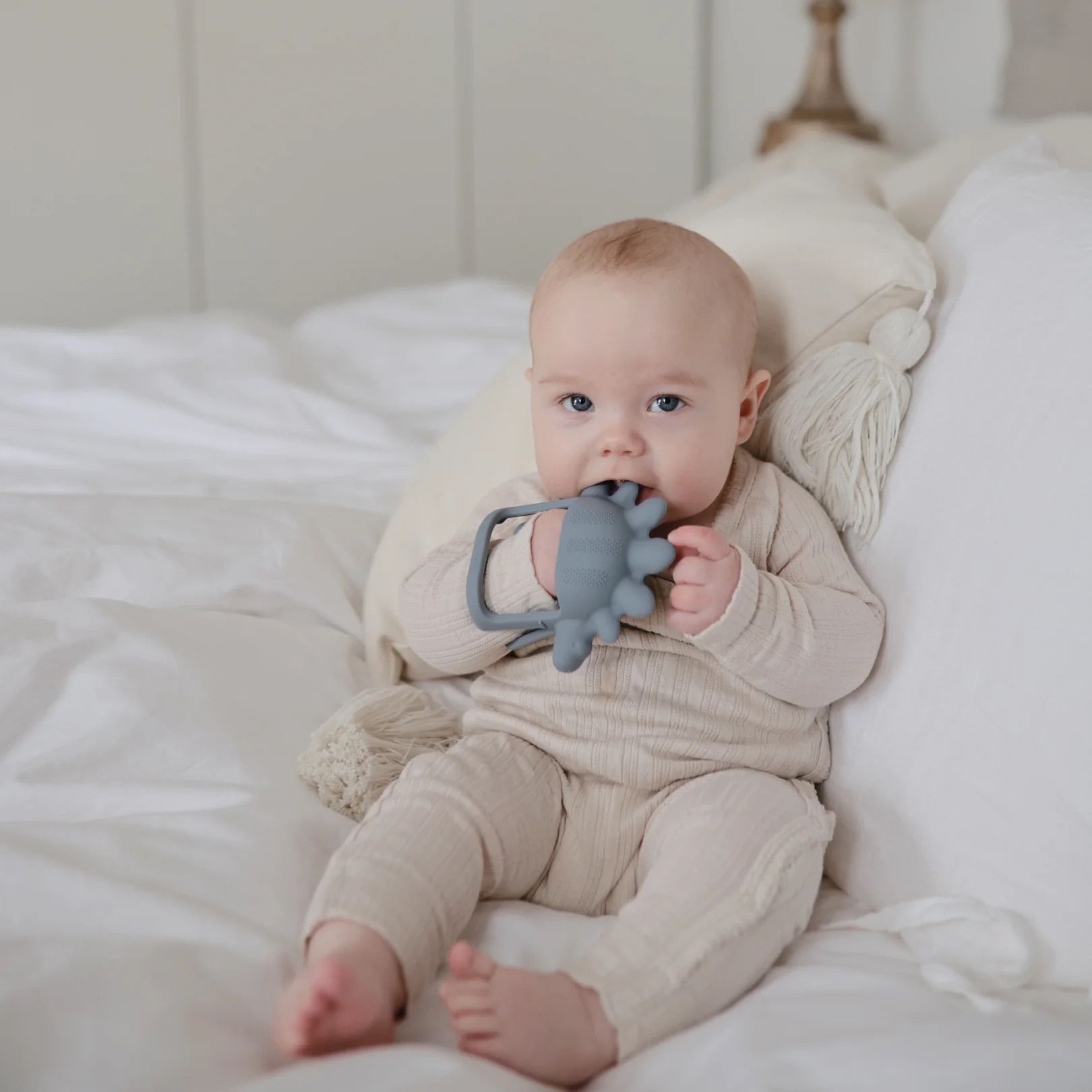 Gặm Nướu Vòng Tay Mushie No-Drop Teether