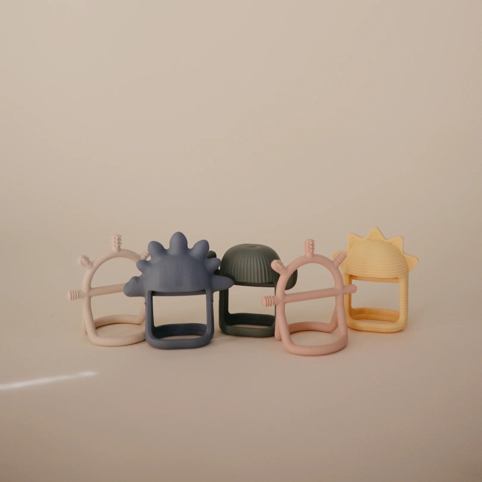 Gặm Nướu Vòng Tay Mushie No-Drop Teether