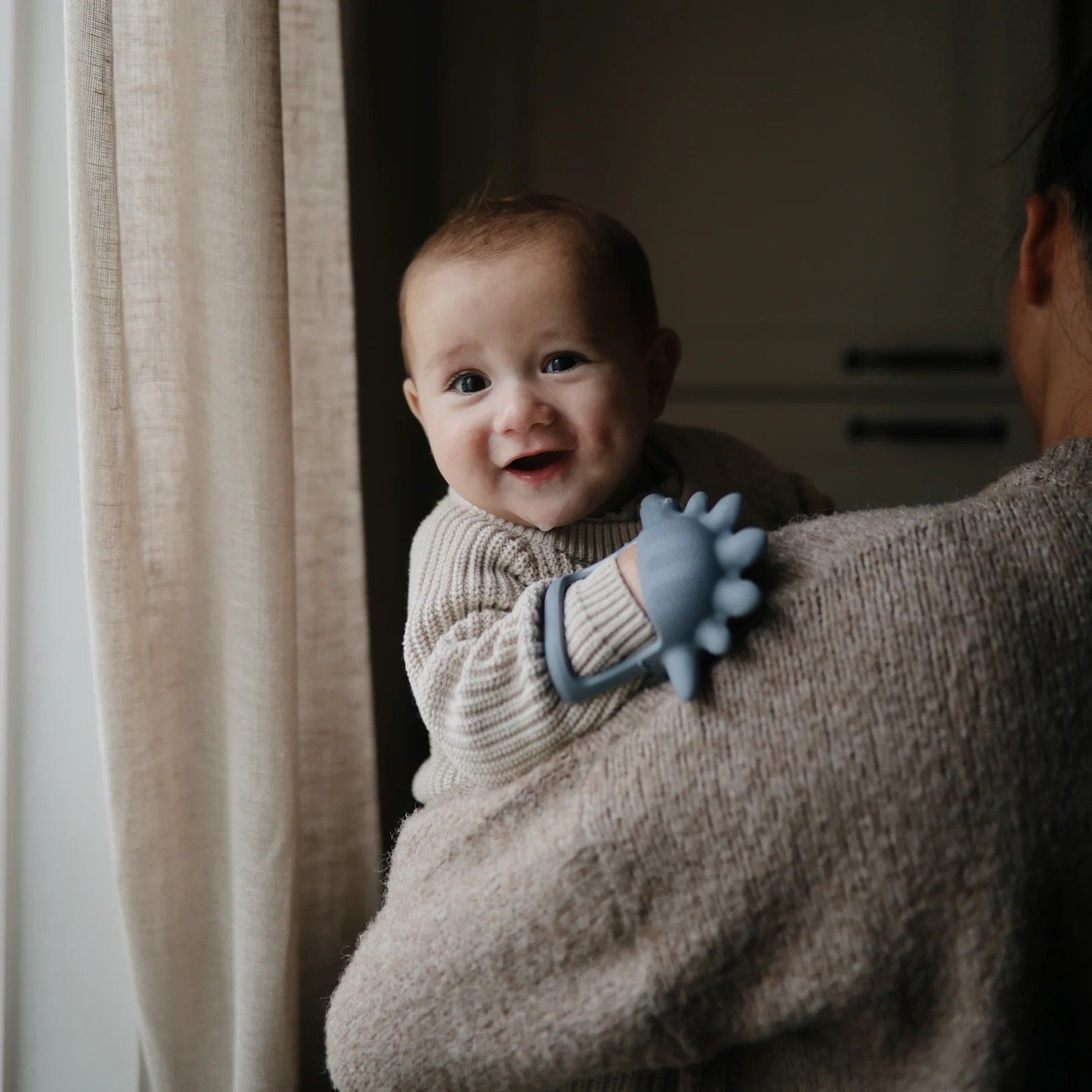 Gặm Nướu Vòng Tay Mushie No-Drop Teether